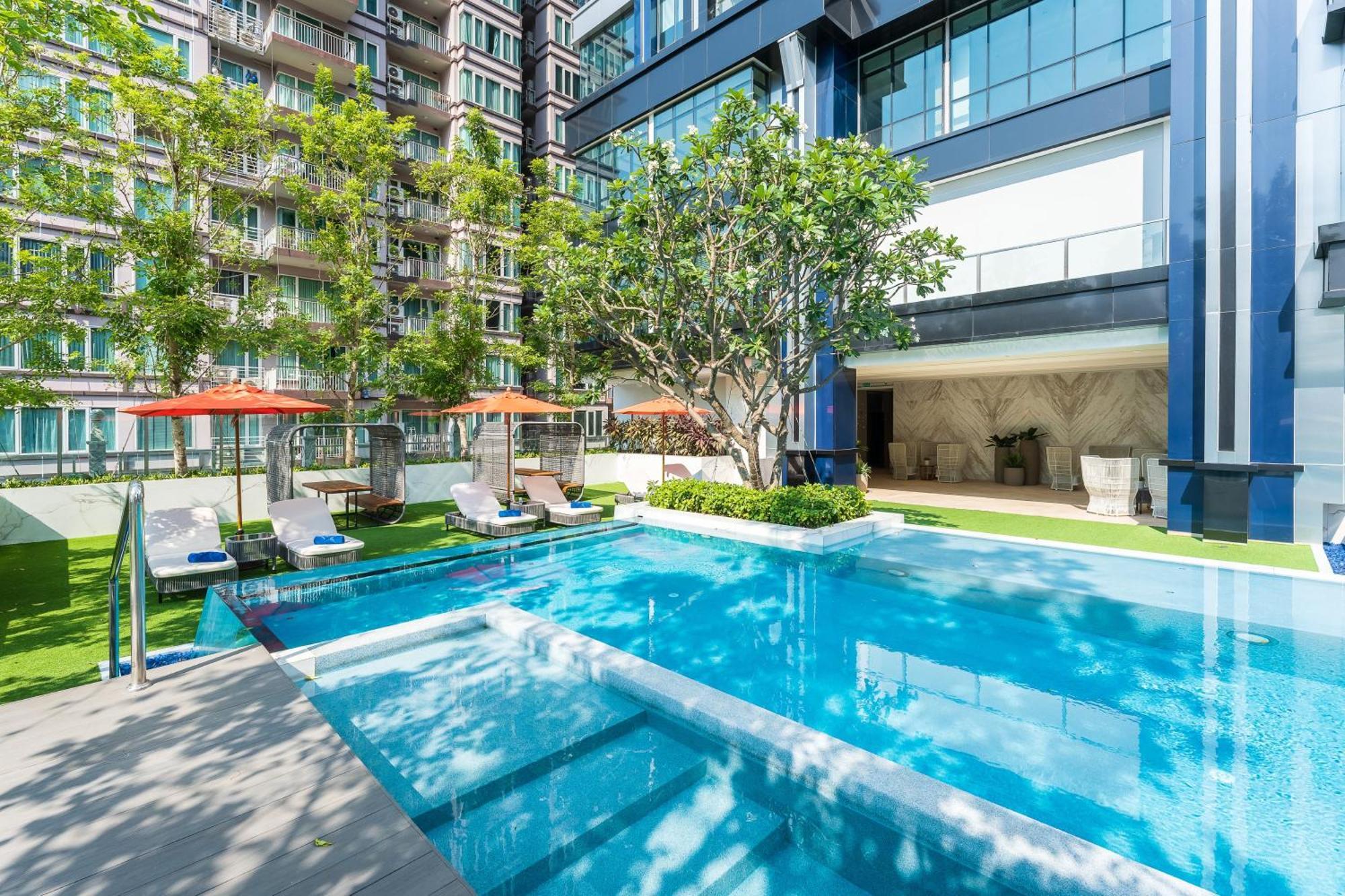 Silq Hotel & Residence, Managed By The Ascott Limited Bangkok Exterior foto The swimming pool at the hotel