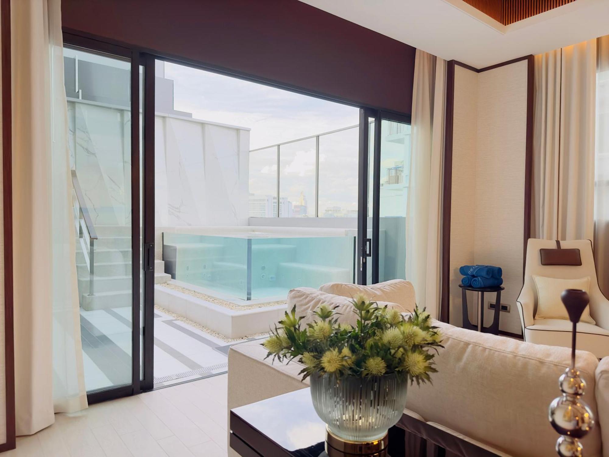 Silq Hotel & Residence, Managed By The Ascott Limited Bangkok Zimmer foto A living room with a sliding door