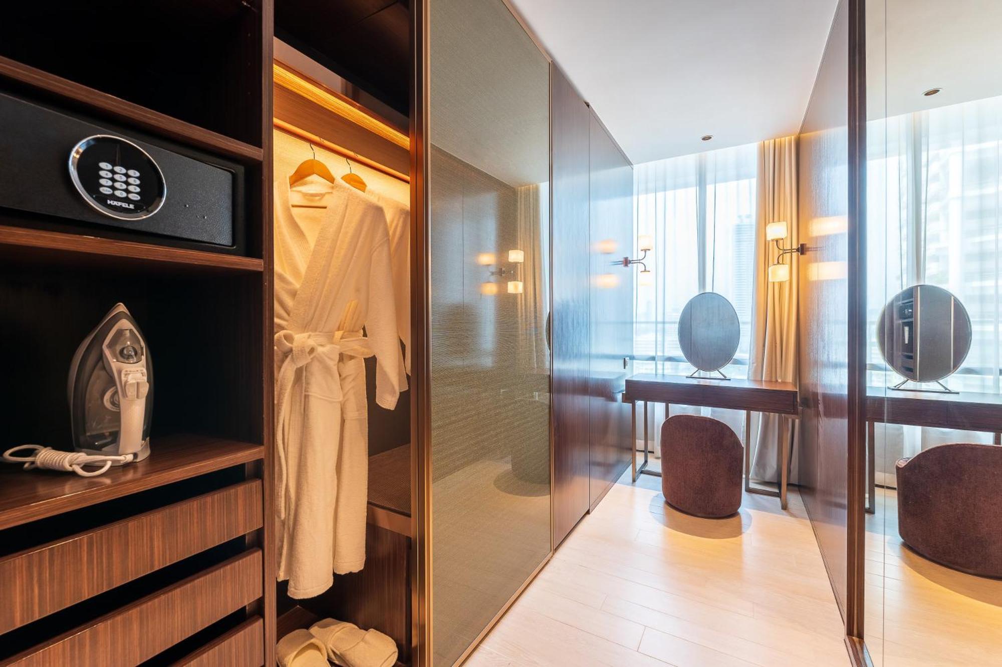 Silq Hotel & Residence, Managed By The Ascott Limited Bangkok Zimmer foto A hotel room with a safe