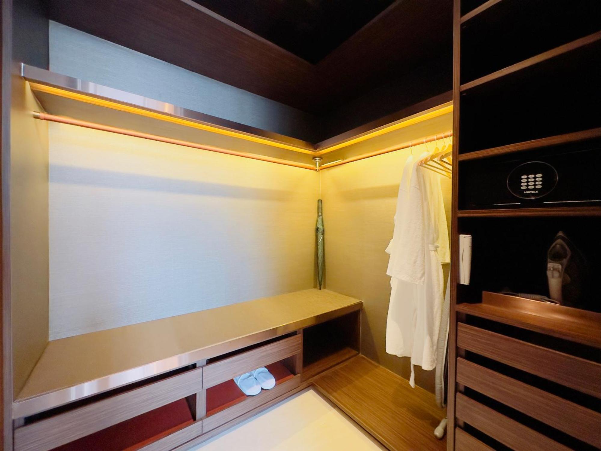 Silq Hotel & Residence, Managed By The Ascott Limited Bangkok Zimmer foto A walk-in wardrobe