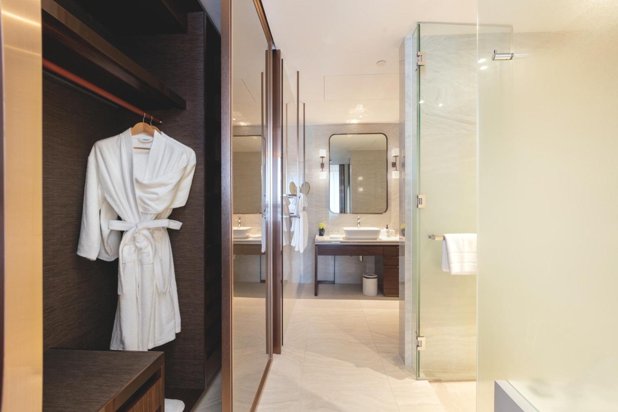 Silq Hotel & Residence, Managed By The Ascott Limited Bangkok Zimmer foto A bathrobe hanging on a hanger
